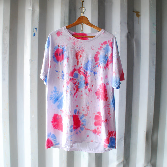 witte-tie-dye-tshirt-met-blauwe-en-roze-verf