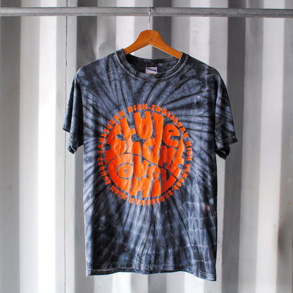 70s-tie-dye-tshirt-in-zwart-en-oranje