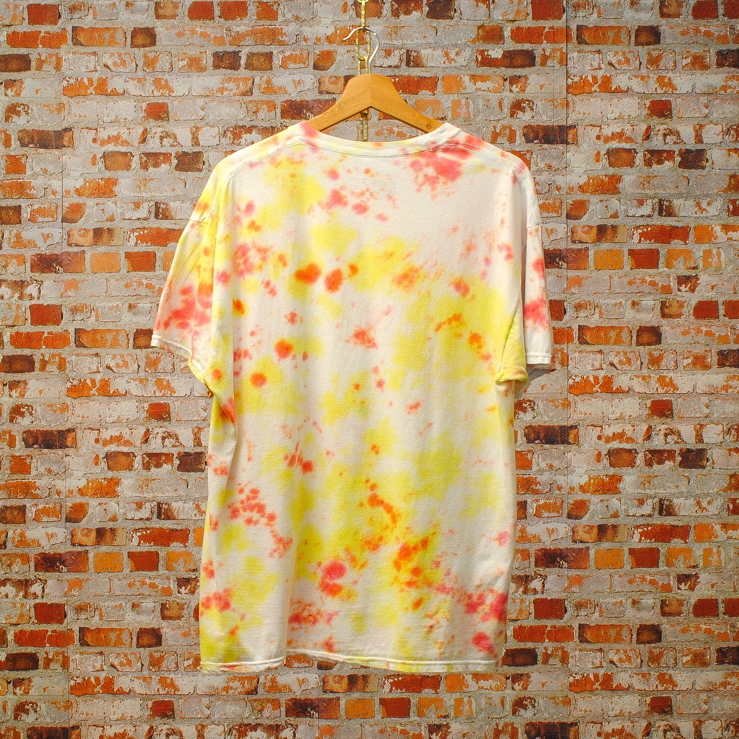 geel-oranje-tie-dye-tshirt-achterkant