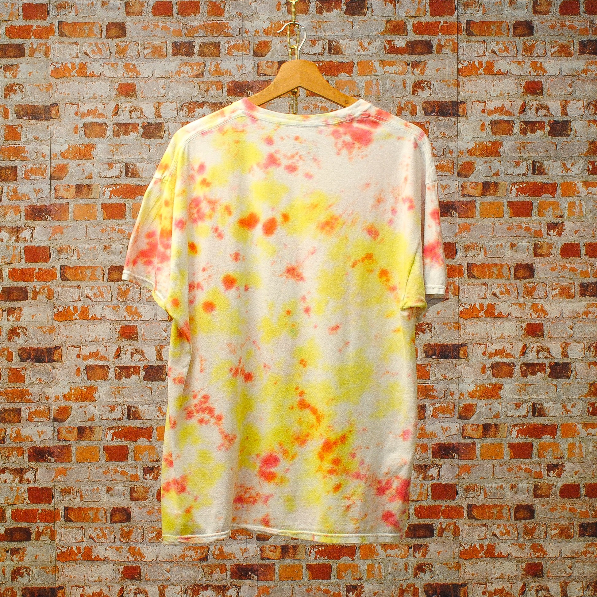 geel-oranje-tie-dye-tshirt-achterkant