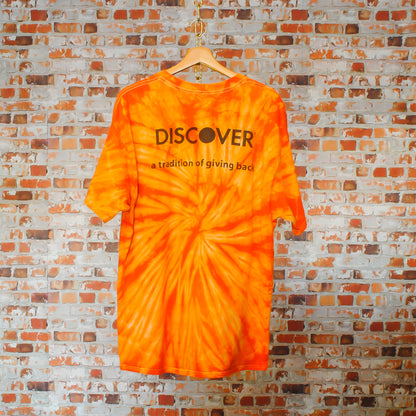 tweedehands-tie-dye-tshirt-oranje-achterkant-met-tekst-discover-a-tradition-of-giving-back