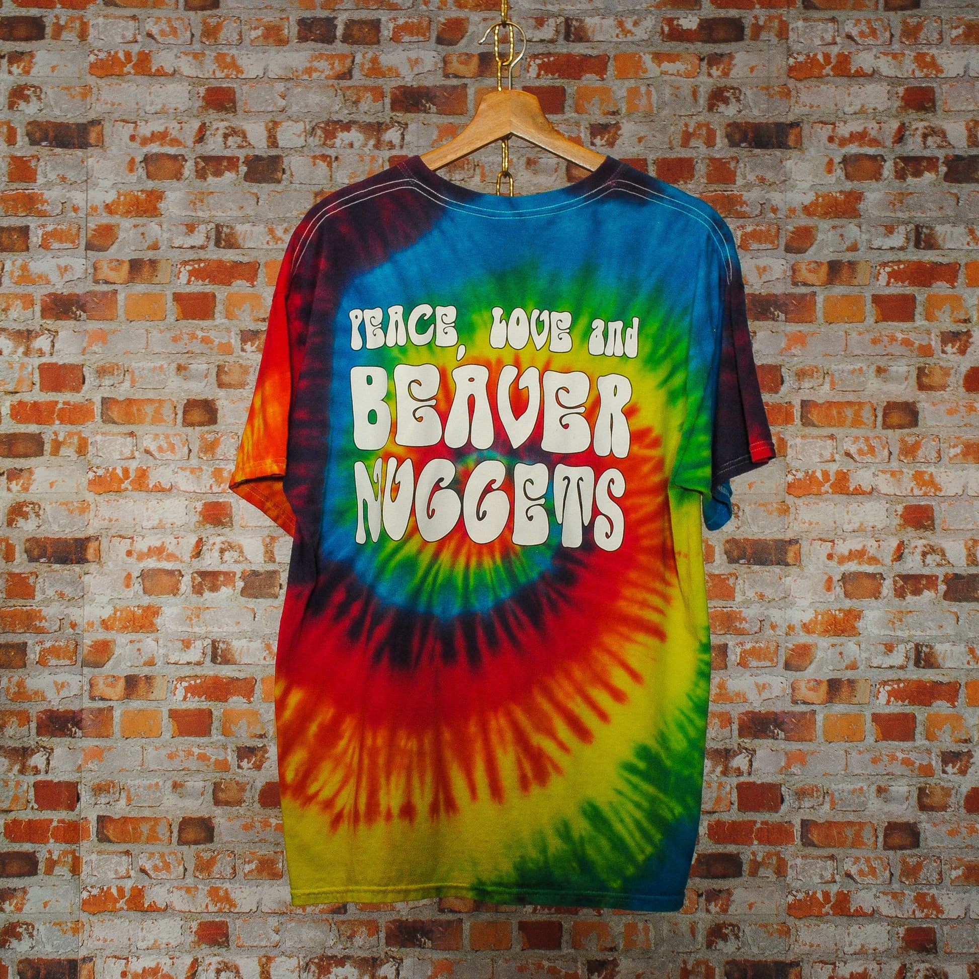 tie-dye-tshirt-achterkant-met-tekst-peace-love-and-beaver-nuggets