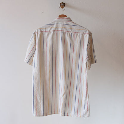 retro-vintage-hemd-met-blauwe-en-rode-strepen