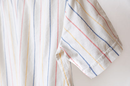 retro-hemd-detail-wit-met-rode-blauwe-en-gele-strepen