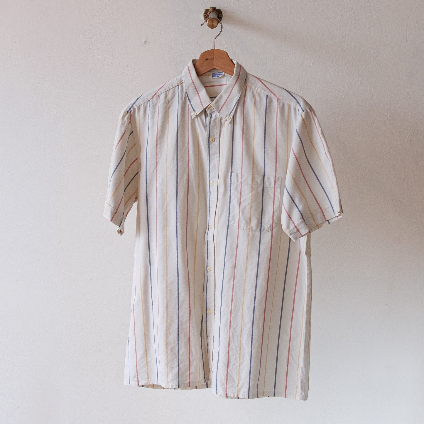 retro-vintage-hemd-met-blauwe-en-rode-strepen