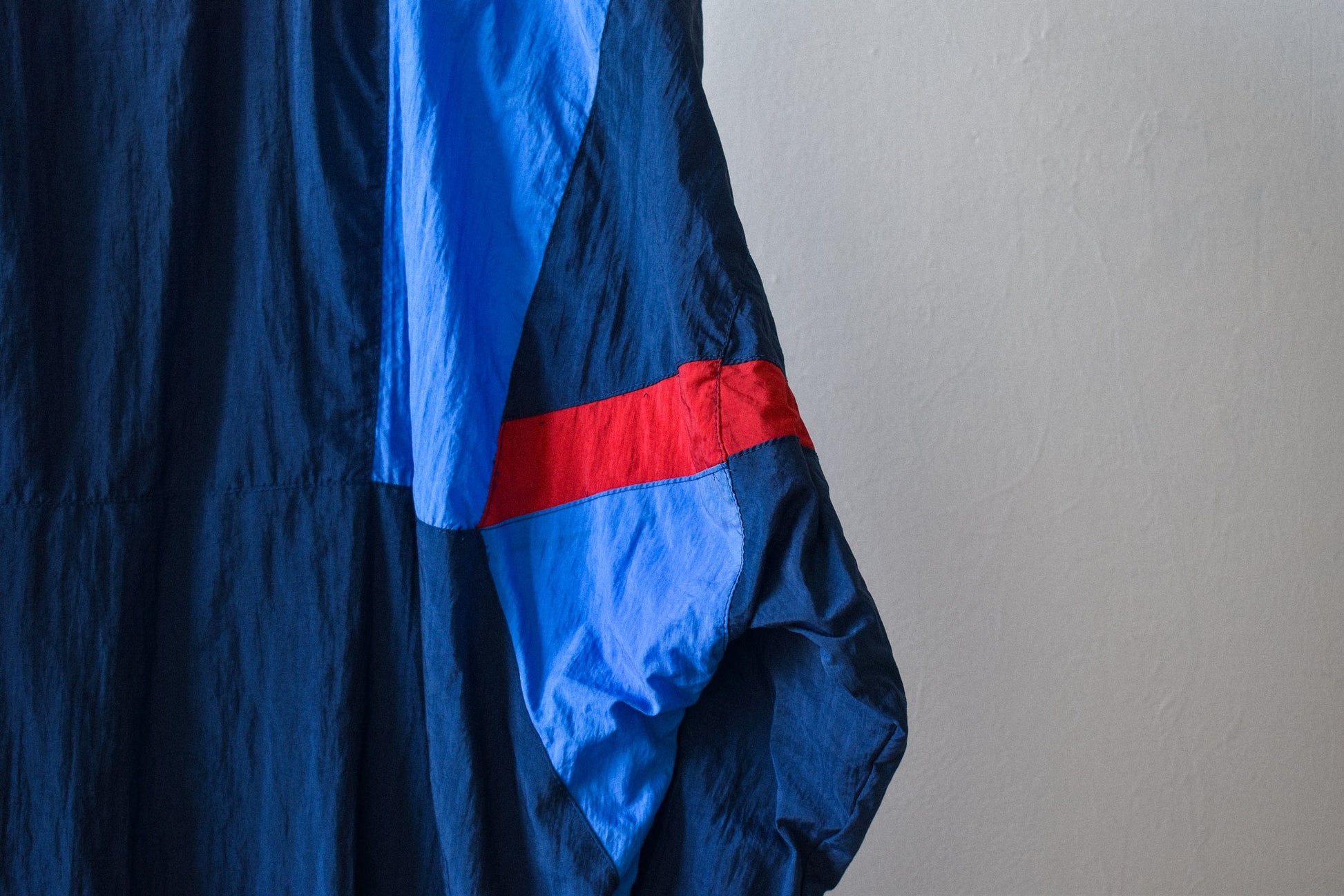 shiwi-vintage-trainingsjas-in-rood-en-blauw