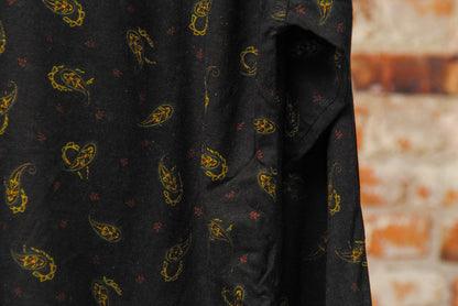 blauw-tweedehands-mannenhemd-ingezoomd-met-patroon-ingezoomd-op-stof